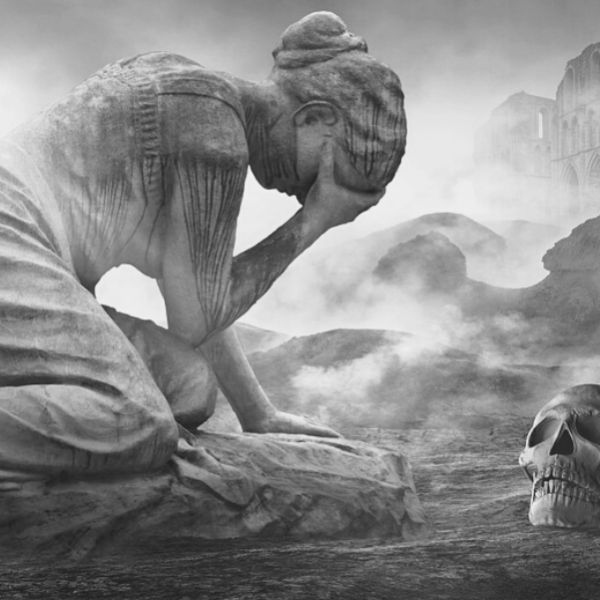 Terror y piedad, dice Emmanuel Carrère, son las emociones de la tragedia. Imagen original en color de Stefan Keller en Pixabay.